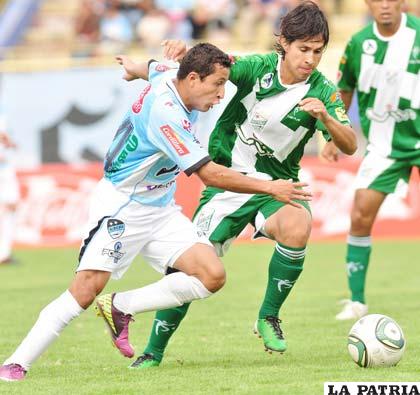 Segovia (Aurora) y Bejarano (Oriente) disputan el balón (Foto: APG)
