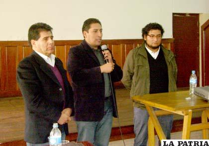 Expositores de las universidades de Sucre (i) y La Paz (d), junto al director de Carrera Comunicación de Oruro (centro)