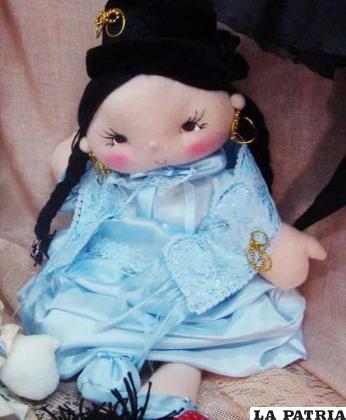 Muñeca de trapo con vestimenta de cholita