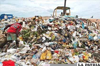 Un hombre buscando entre los desechos de un basurero cerca de Río de Janeiro