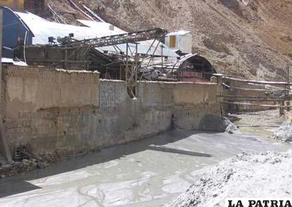 Una de las principales fuentes de contaminación de la Cuenca Huanuni es la minería