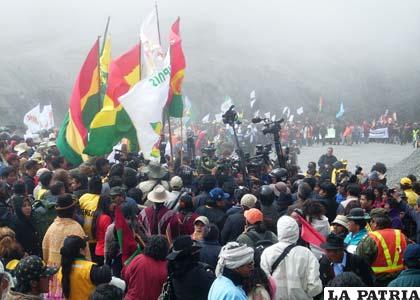 Imágenes de lo que fue el recibimiento de los indígenas en plena cumbre del Alto (Foto: etniasbolivia.blogspot)