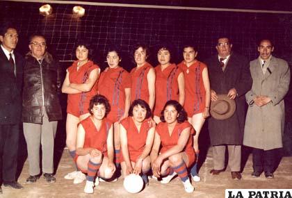 Primer equipo de voleibol damas de Economía en 1962 (Foto: archivo)