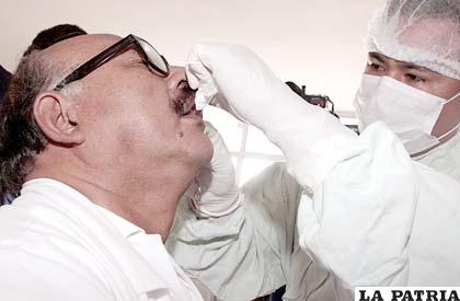 Coserse los labios, una forma de radicalizar la protesta de los médicos (Foto: APG)