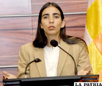 Gabriela Montaño, presidenta de la Cámara de Senadores, sostiene que la salida democrática para solucionar el conflicto del Tipnis es la realización de la consulta (Foto: ABI)
