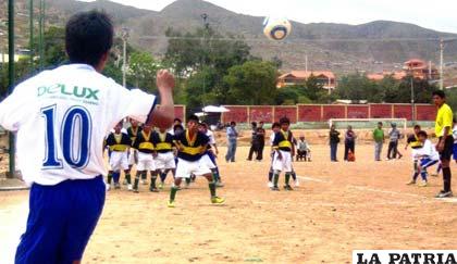 Los pequeños de la categoría Sub-11 protagonizan interesantes compromisos en el torneo Copa Oruro Delux en el complejo de Villa Pagador en Cochabamba