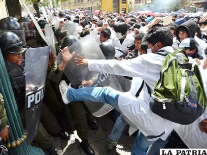 La violencia se desató ayer en La Paz, en la imagen el enfrentamiento entre policías y estudiantes de medicina (Foto APG)