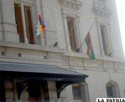 La Tricolor Nacional luce con un trapo viejo y sucio en la fachada del Consulado (Foto Jorge Vargas)