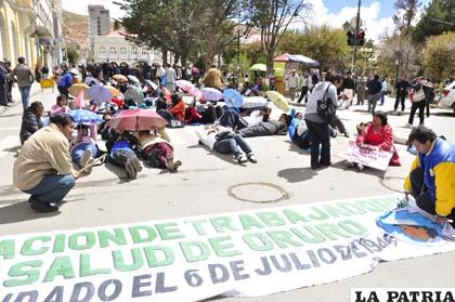 Los trabajadores en salud formaron una alfombra humana en la Plaza