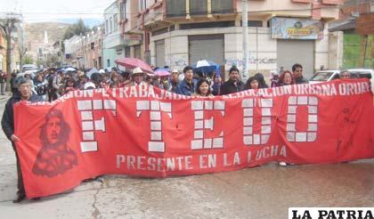 Los maestros participaron ayer de la marcha por la COD