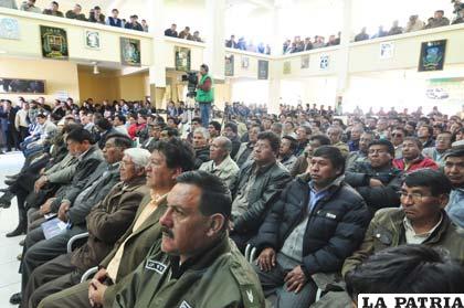 Cientos de choferes llegaron de todo el país a Oruro para su XXV Congreso