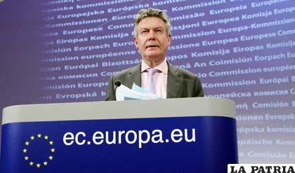 El comisario europeo de Comercio, Karel De Gucht, advierte que la expropiación de acciones de YPF traerá consecuencias (Foto: diariodenavarra.es)