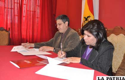 Firma de convenio, Freddy Koch de Swisscontact (i) y Rossío Pimentel, alcaldesa (d)