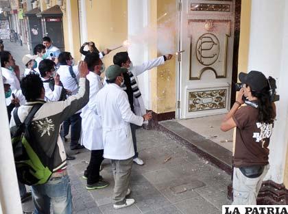 Estudiantes de medicina causan destrozos en la Gobernación (Foto APG)