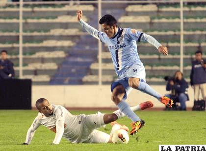 Jhasmani Campos fue la figura del partido al anotar los dos goles de Bolívar (Foto: Daniel Rodrigo)