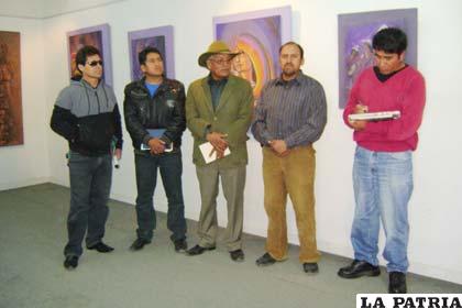 Jesús Céspedes (centro), junto a sus compañeros artistas