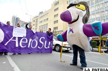 Trabajadores de Aerosur piden al gobierno no retener las ganancias de la empresa al cien por cien (Foto APG)