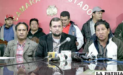 Galo Bonifaz diputado oficialista, junto a los transportistas de Pando y Tarija, confirmaron la marcha para pedir la construcción de la carretera por medio del Tipnis (Foto APG)