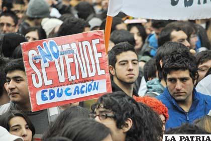 Estudiantes protestan por reformas educativas que pretende implementar el gobierno (taringa.net)