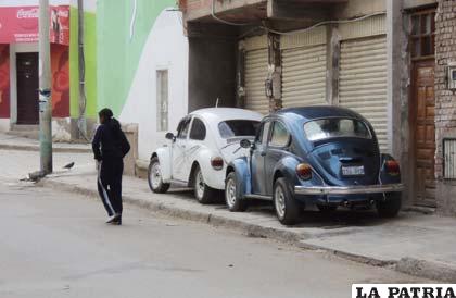 Los peatones tuvieron que bajar de la acera para continuar su recorrido