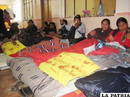 Los trabajadores se sacaron sangre y escribieron sus consignas