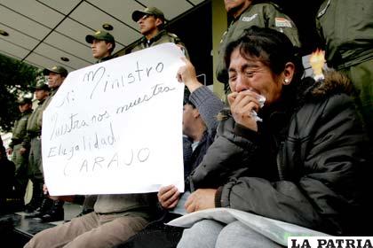 A pesar de la huelga de hambre instalada por padres de familia, la suspensión de los 54 cadetes fue ratificada por el ministro de Gobierno (Foto ANF)
