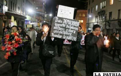 Trabajadores en salud enterraron a la democracia en una marcha realizada ayer en horas de la noche (Foto ANF)
