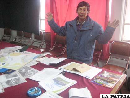 El comunario de Otuyo, Digno Gonzales, muestra la documentación en la que se basó para plantear su hipótesis