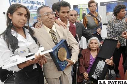 Fernando Sixto Ramos, junto a su familia tras recibir el galardón(Foto: ojo.pe)