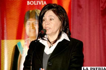 La ministra de Comunicaciones, Amanda Dávila, desde el mes de febrero no presentó informe sobre las coplas machistas del Presidente Morales (Foto ABI)