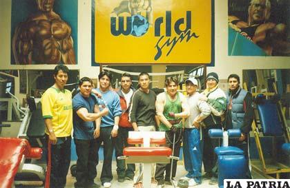 Integrantes del gimnasio World Gym en ocasión del tercer aniversario, en 1998 (Foto: archivo)