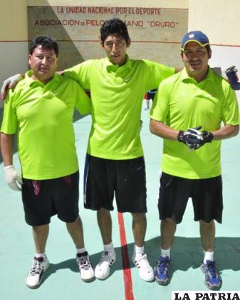 Toño Vargas, Alan Rocha y Wilfredo Colque jugadores de Cochabamba