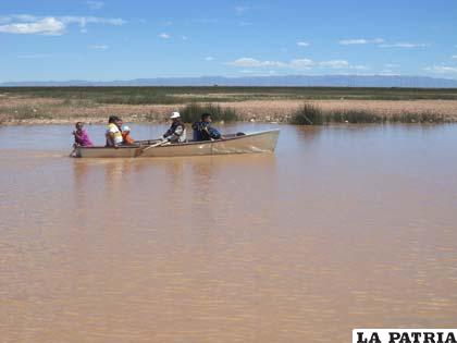 Familias visitan Puente Español para dar un paseo en bote por el lago Uru Uru