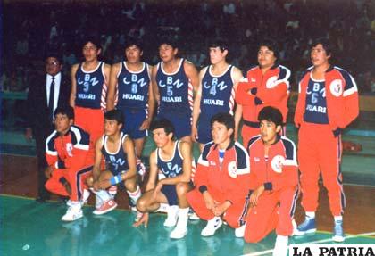 Equipo de Lup’i, en ocasión de salir campeón en el torneo local en 1982
