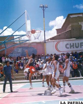 Durante la final de campeonato de 1982, Cornejo en el lanzamiento