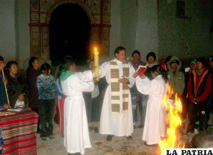 Bendición del Santo Cirio en Curahuara de Carangas, a cargo del padre Antequera