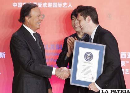 Julio Iglesias recibe el premio Guinness