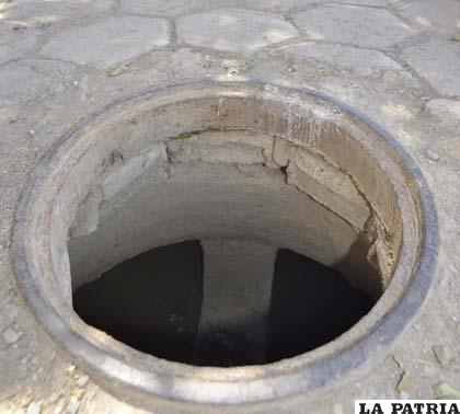 Alcantarillado sin tapa podría provocar accidentes