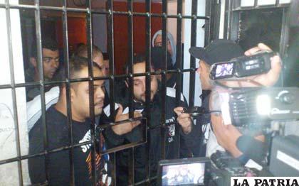 Hinchas del club Corinthians guardan detención (FOTO ARCHIVO)