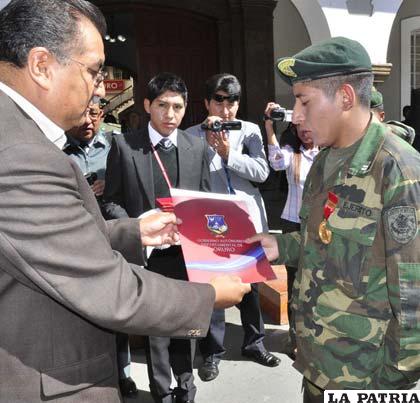 El gobernador Santos Tito entrega la distinción al Cabo Alex Choque García