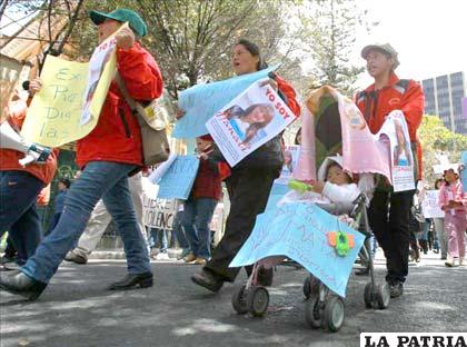 Mujeres bolivianas y activistas del feminismo marchan por las calles de La Paz