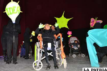 Puesta en escena de la obra “Las aventuras de una niña”