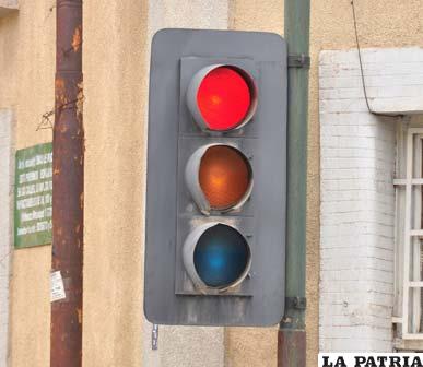 Los semáforos de la ciudad funcionan con focos comunes