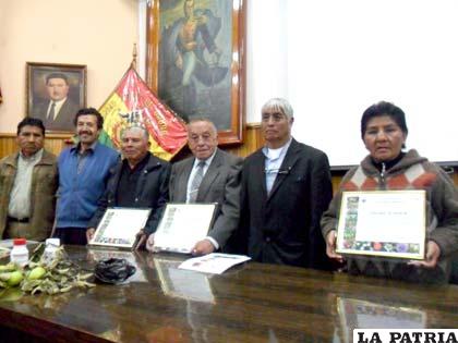 Ciudadanos premiados por la UTO en mérito a su dedicación por plantar árboles frutales
