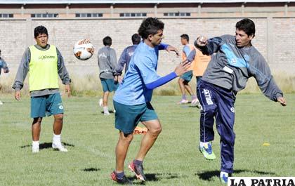 Los jugadores Palacios, Carrizo y Cabrera en la práctica del cuadro orureño