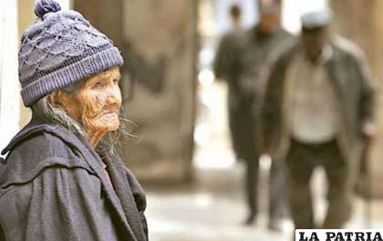 Una anciana en situación de pobreza