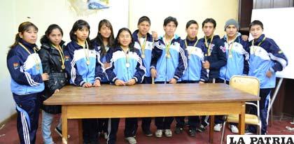 Nadadores orureños que lograron medallas en el nacional de Cochabamba