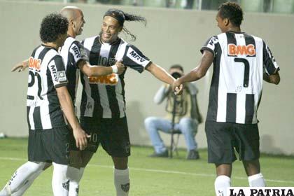 Ronaldinho celebra junto a sus compañeros de equipo