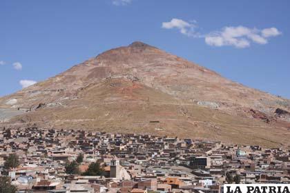 El Cerro Rico recuerda un pasado de gloria que se niega a irse