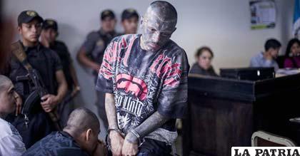 Pandillero de la Mara 18 Jose Daniel Galindo Meda (d), alias “El Criminal”, en audiencia en el Tribunal de Ciudad de Guatemala